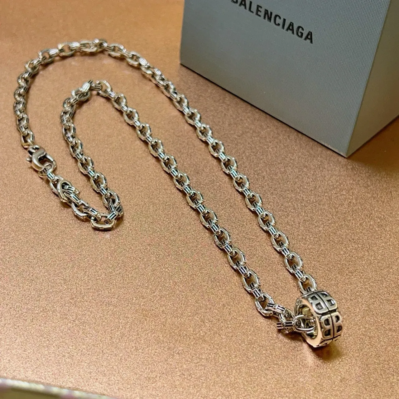 قلادة Balenciaga BB Motif سلسلة فضية 4
