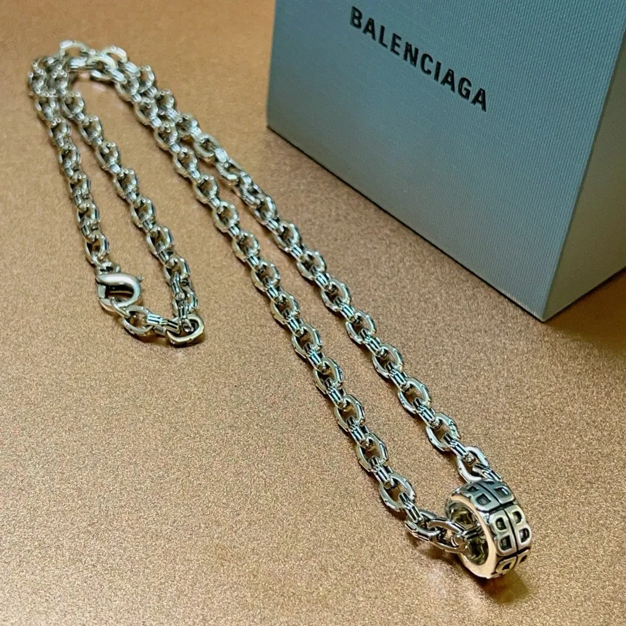 قلادة Balenciaga BB Motif سلسلة فضية 7