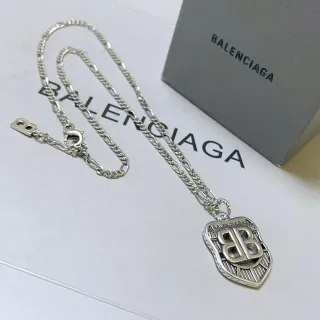 Balenciaga BB Shield قلادة فضية سلسلة فيجارو