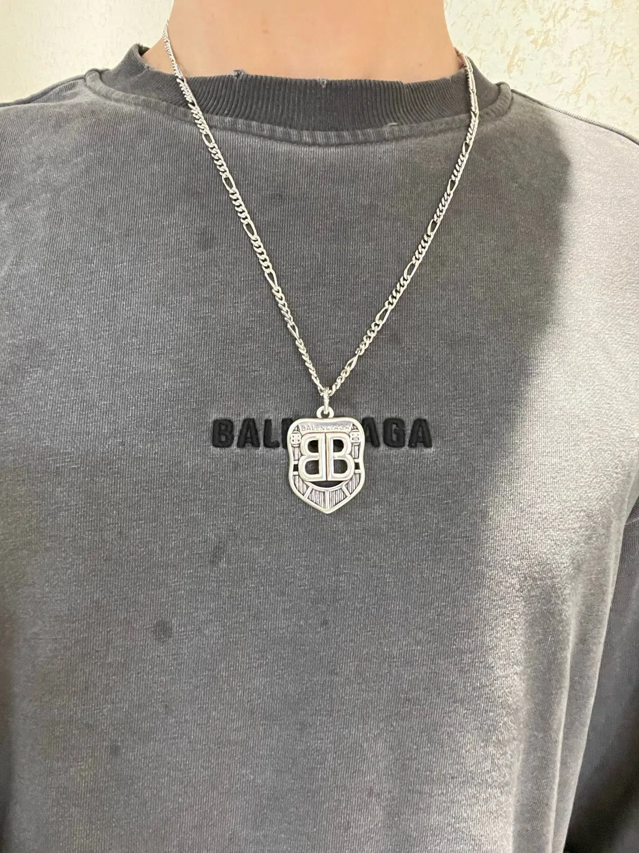 Balenciaga BB Shield قلادة فضية سلسلة فيجارو 2