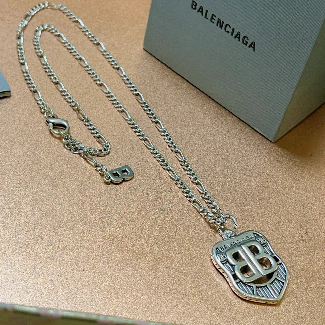 Balenciaga BB Shield قلادة فضية سلسلة فيجارو 3