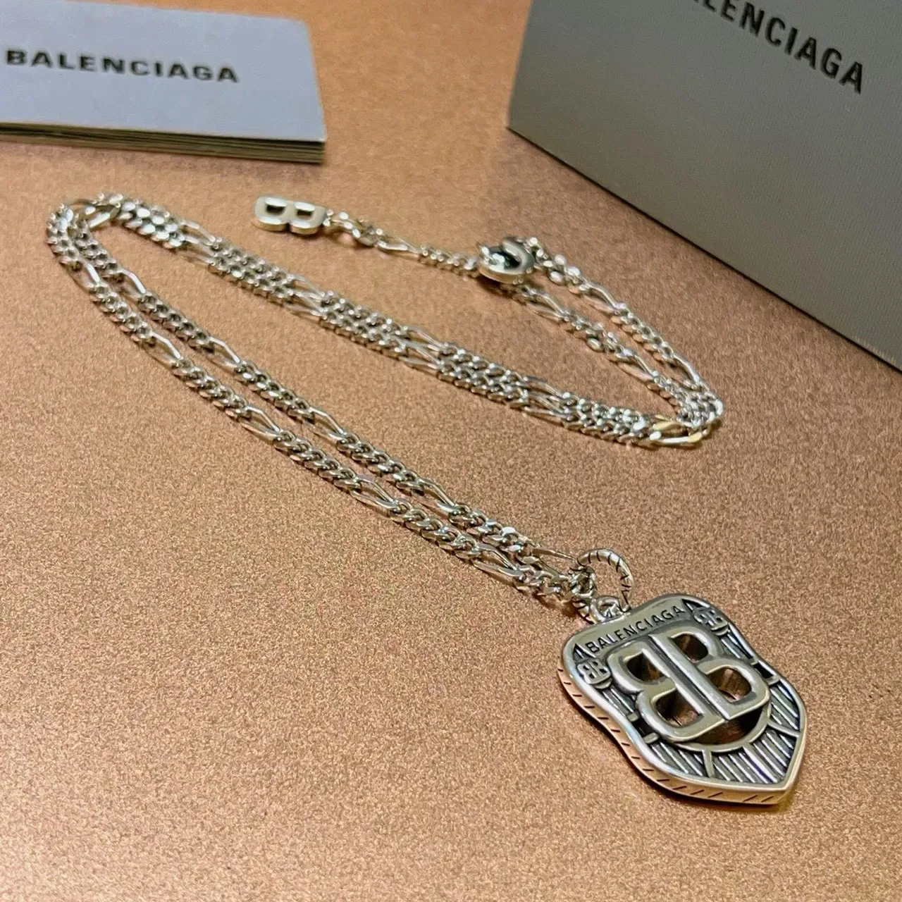 Balenciaga BB Shield قلادة فضية سلسلة فيجارو 4