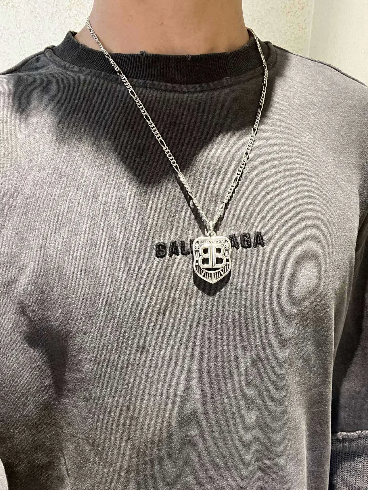 Balenciaga BB Shield قلادة فضية سلسلة فيجارو 5