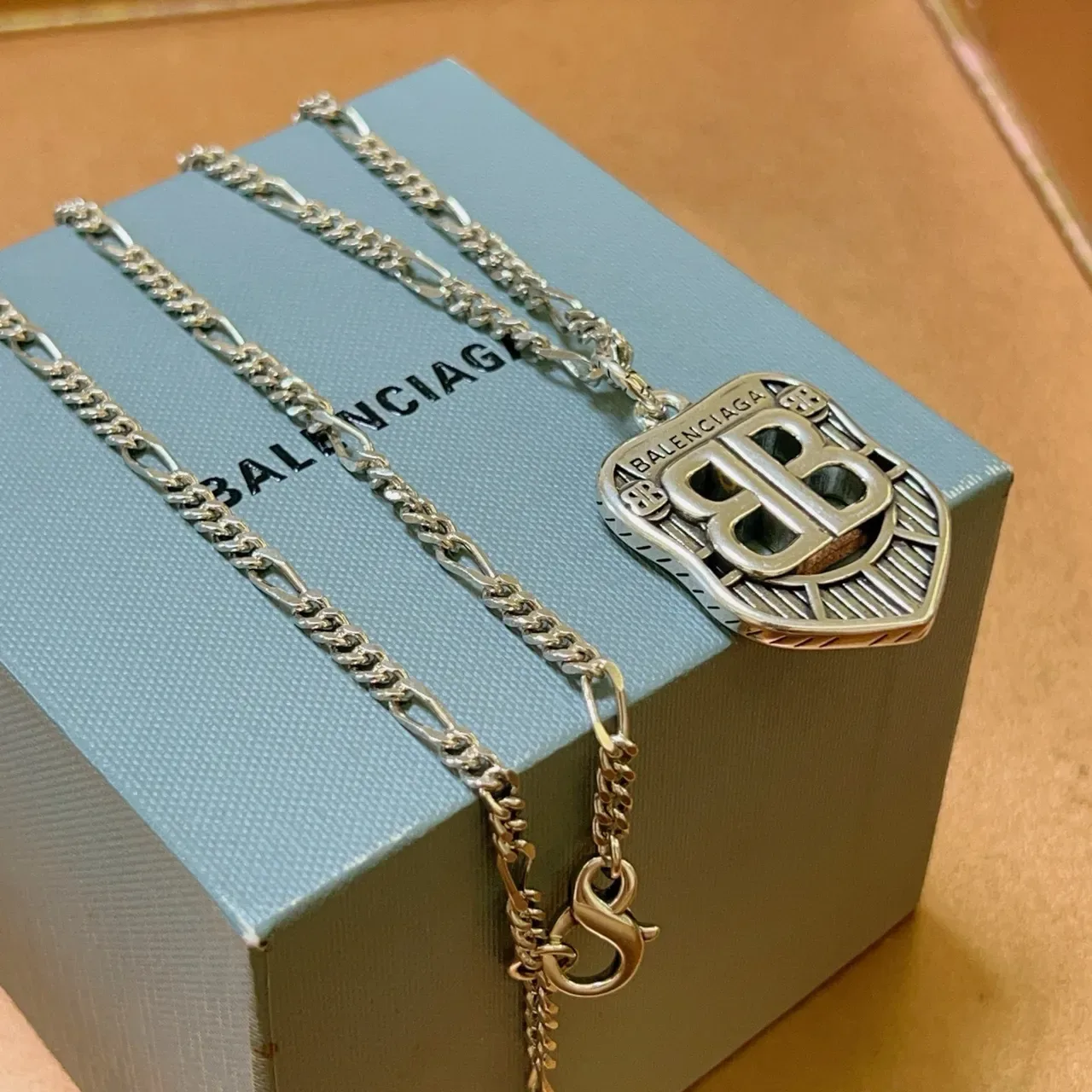 Balenciaga BB Shield قلادة فضية سلسلة فيجارو 7