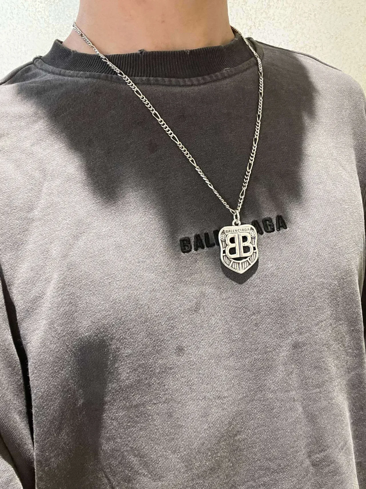 Balenciaga BB Shield قلادة فضية سلسلة فيجارو 8