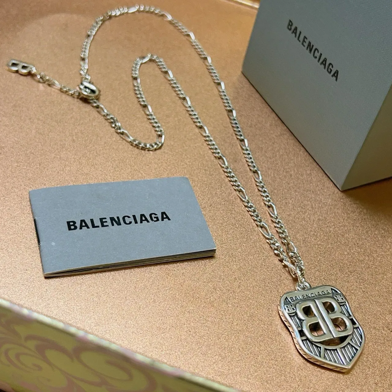 Balenciaga BB Shield قلادة فضية سلسلة فيجارو 9