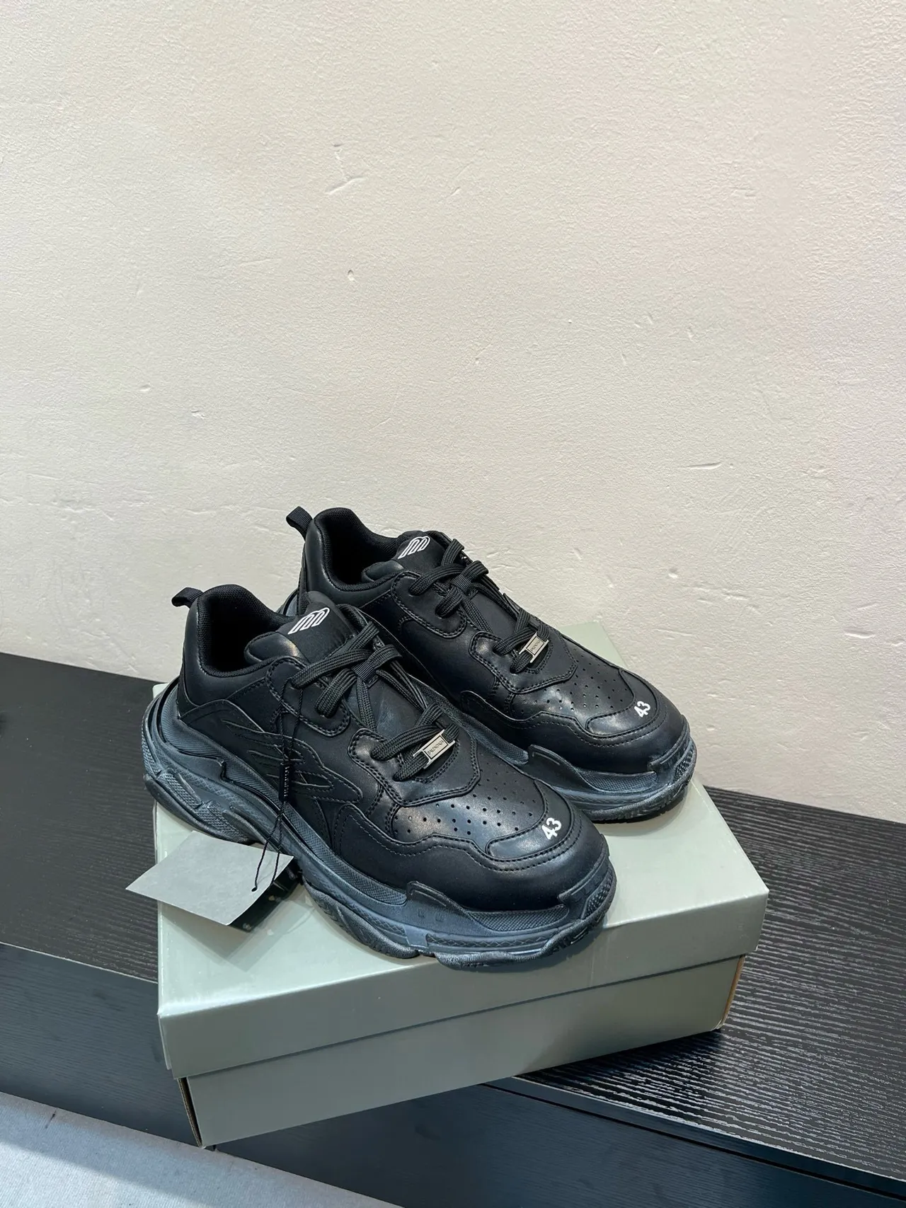 Balenciaga Noir oversized sole Perforated Leather Upper Chaussures chunky 4