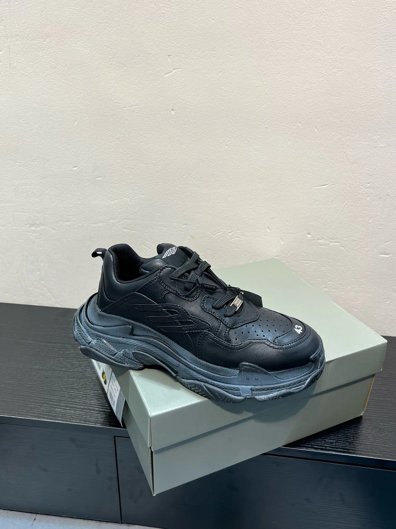 Balenciaga Noir oversized sole Perforated Leather Upper Chaussures chunky 9