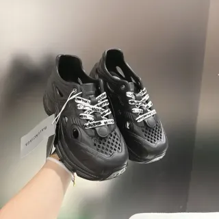 Balenciaga Sneakers Chunky Preto Branco Construção de Borracha Moldada Upper Perfurado