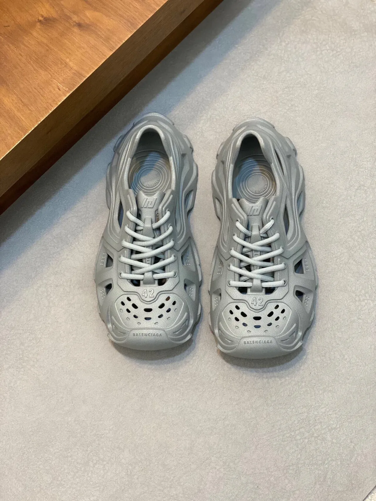 Balenciaga رمادي أزرق حذاء كاجوال سميك سول مونوليثيك مطبق upper مثقوب هندسي 2