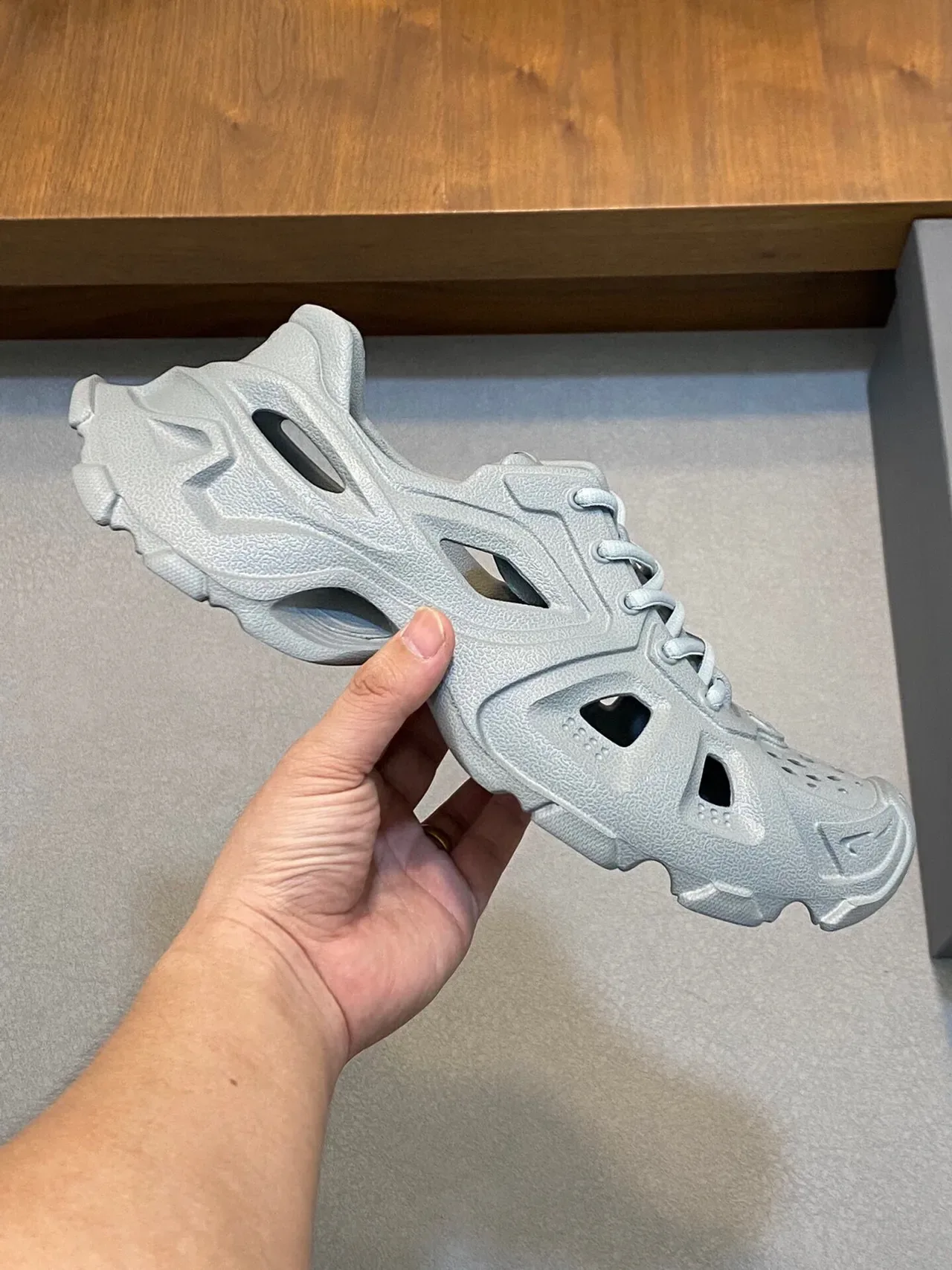 Balenciaga رمادي أزرق حذاء كاجوال سميك سول مونوليثيك مطبق upper مثقوب هندسي 4