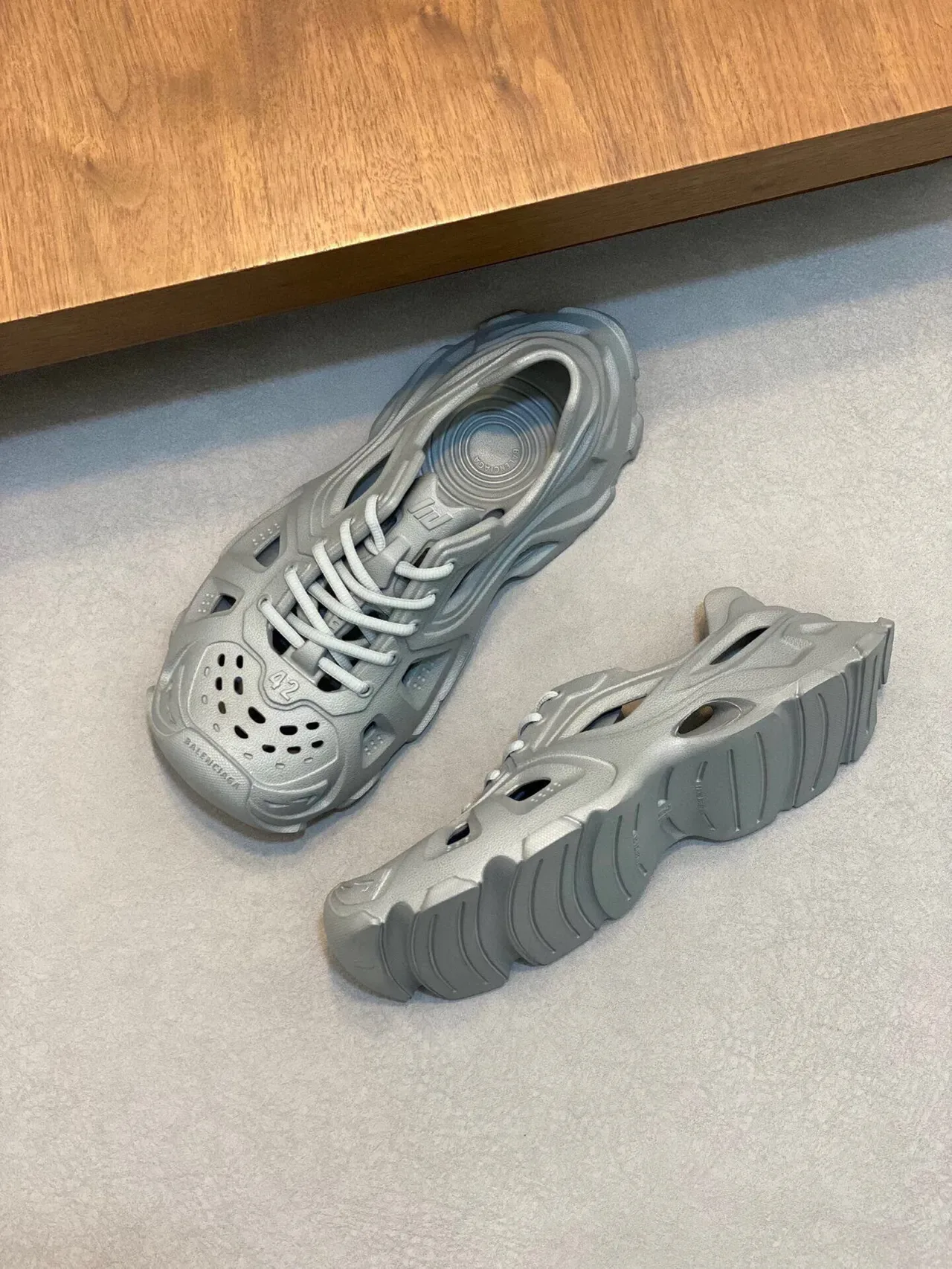 Balenciaga رمادي أزرق حذاء كاجوال سميك سول مونوليثيك مطبق upper مثقوب هندسي 5