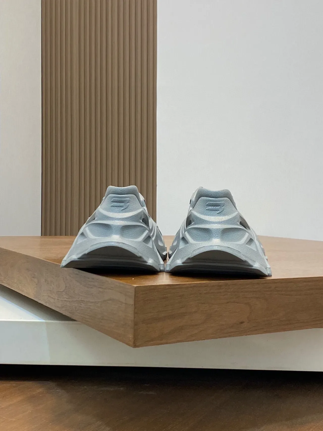 Balenciaga رمادي أزرق حذاء كاجوال سميك سول مونوليثيك مطبق upper مثقوب هندسي 8
