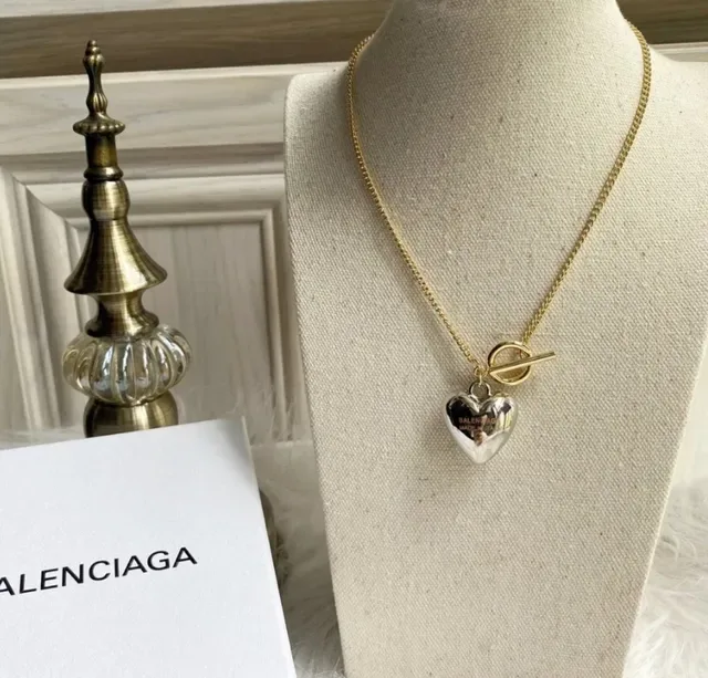 Balenciaga Colar Pingente Coração Ouro Prata Corrente Curb Fecho Toggle 2