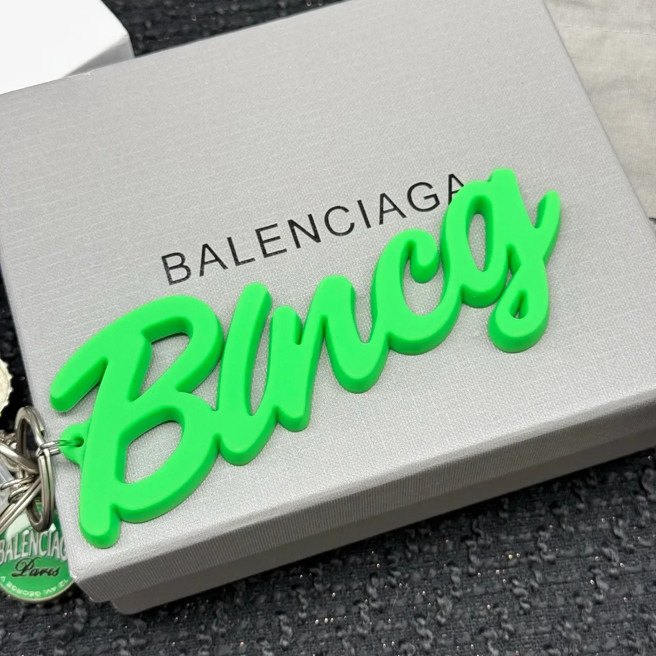 Balenciaga बहु चर्म चाबी का टुकड़ा हरा चांदी कर्सिव रेजिन पेंडेंट ब्रेसलेट 5