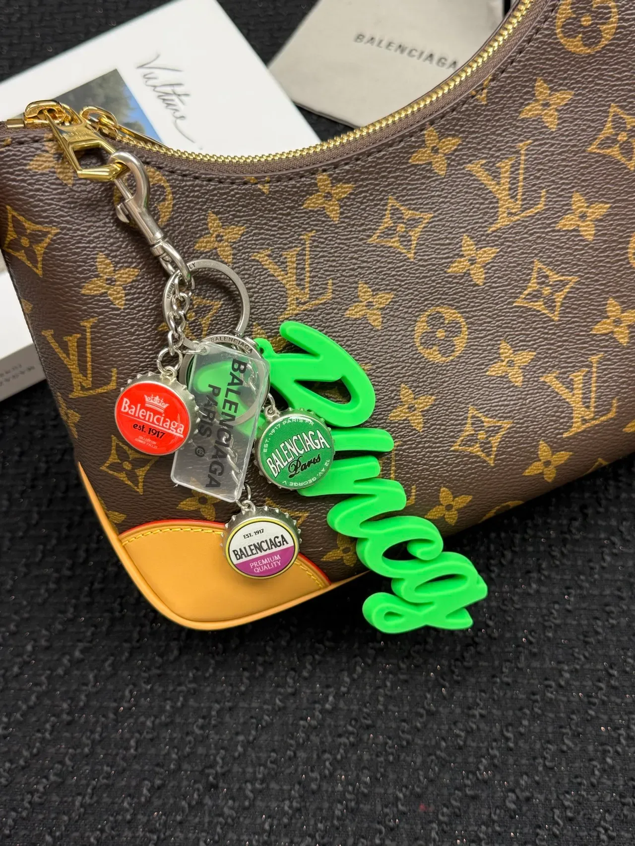 Balenciaga बहु चर्म चाबी का टुकड़ा हरा चांदी कर्सिव रेजिन पेंडेंट ब्रेसलेट 6