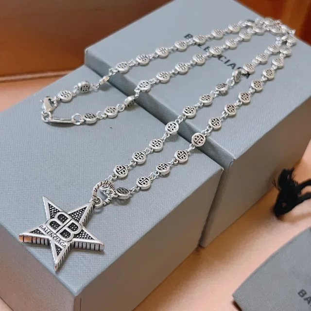 Balenciaga Collier Pendentif Étoile Chaîne Argent Noir 4