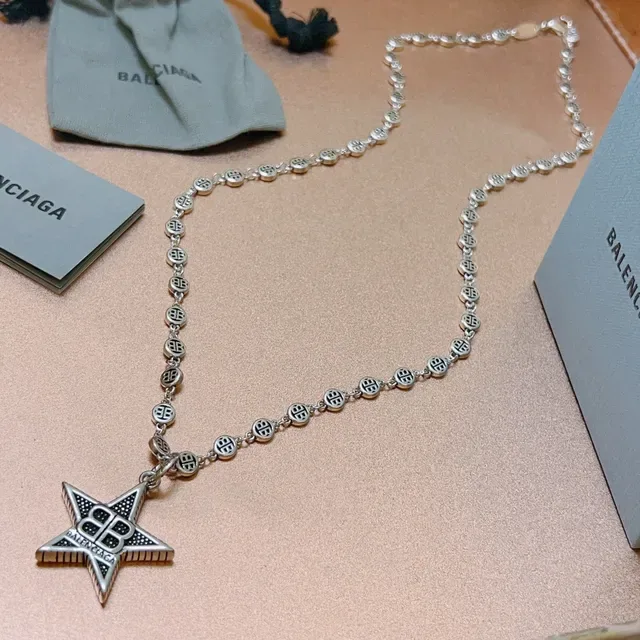 Balenciaga Collier Pendentif Étoile Chaîne Argent Noir 7