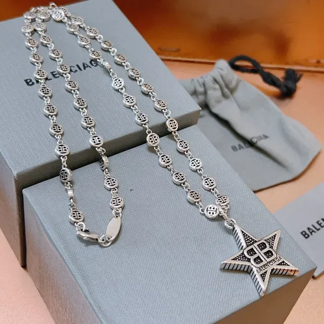 Balenciaga Collier Pendentif Étoile Chaîne Argent Noir 9