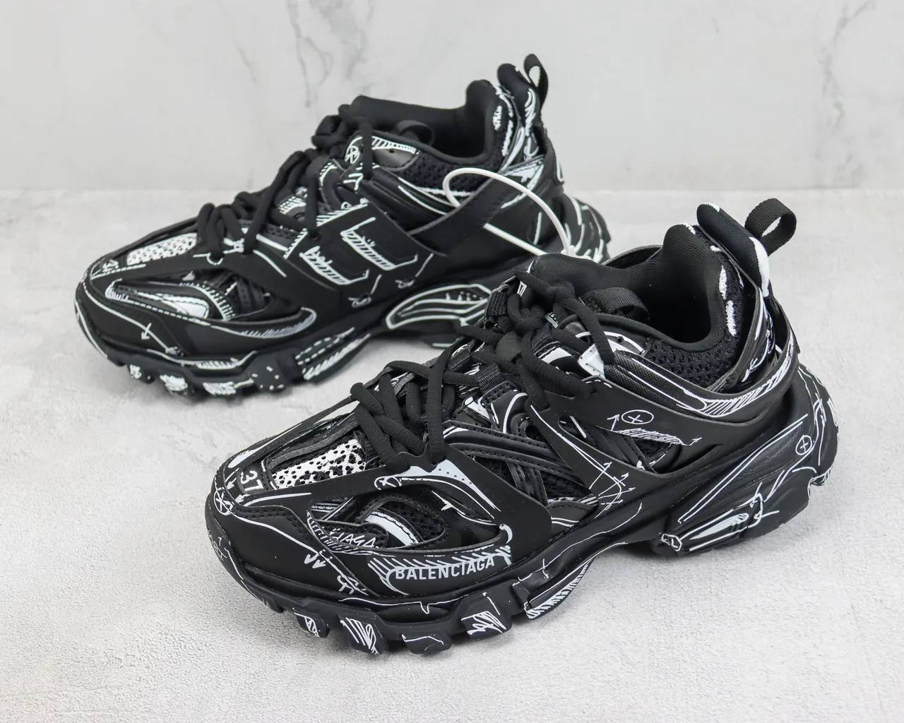 Balenciaga Track أسود أبيض كبيرة الحجم قاعدة فن الخط بأسلوب جرافيتي حذاء ثقيل 4