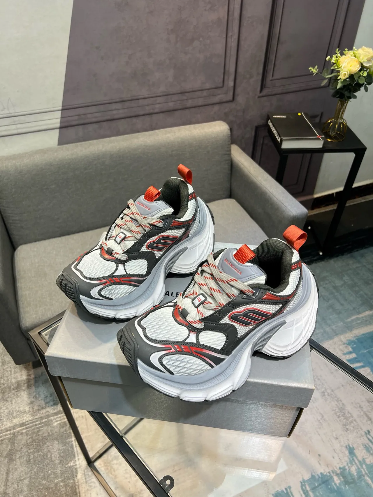 Balenciaga Track Trainer tênis brancos cinza vermelho com sola grossa 3