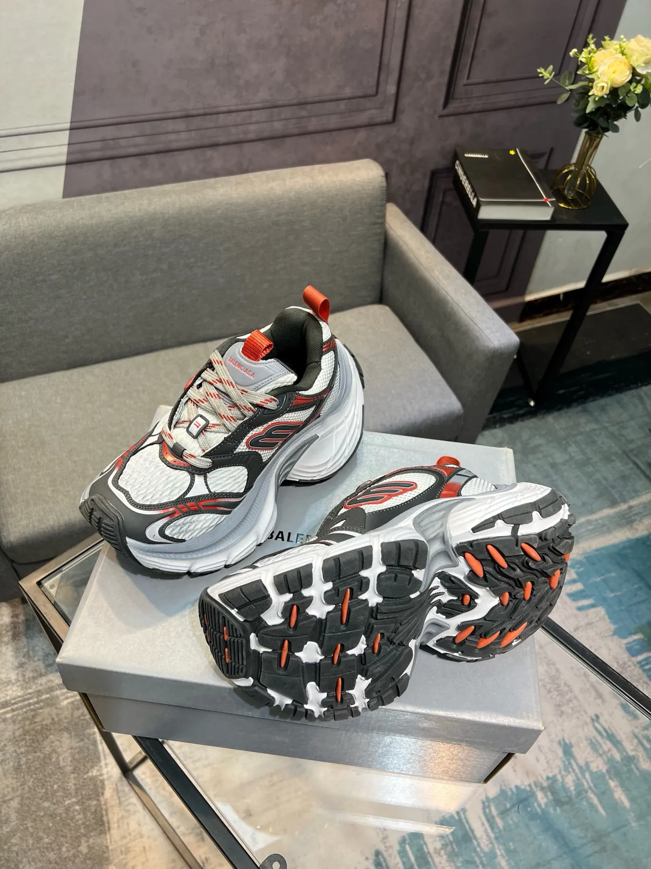 Balenciaga Track Trainer tênis brancos cinza vermelho com sola grossa 4