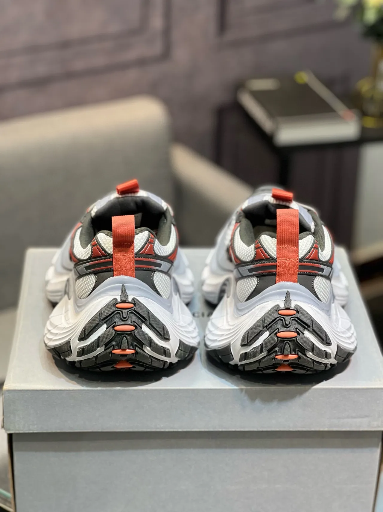 Balenciaga Track Trainer tênis brancos cinza vermelho com sola grossa 8