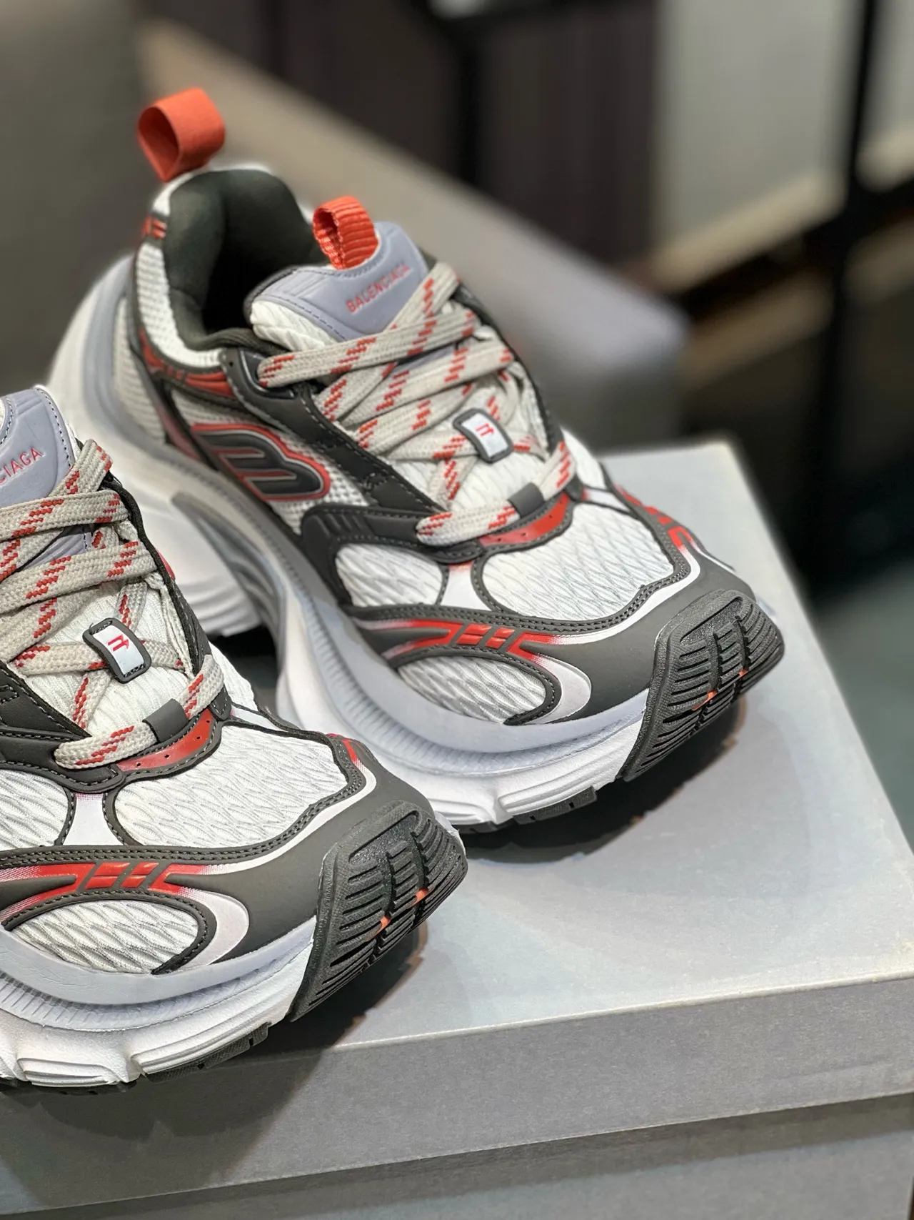 Balenciaga Track Trainer tênis brancos cinza vermelho com sola grossa 9
