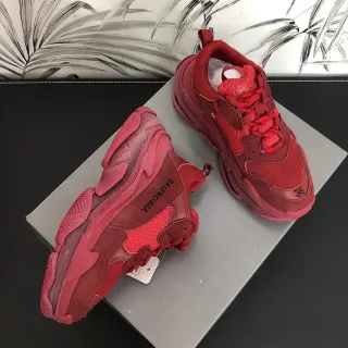Balenciaga Triple S حذاء رياضي أحمر مونوكروم ثيك
