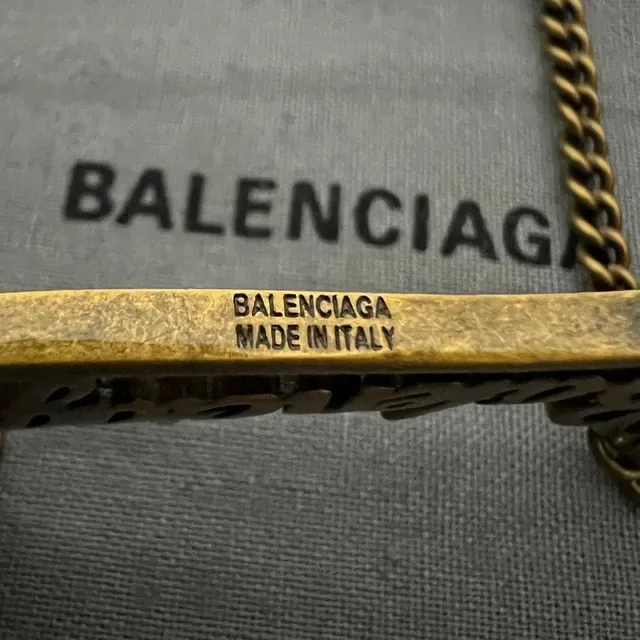 Collar Balenciaga Typo Script Logo Ouro Velho 2