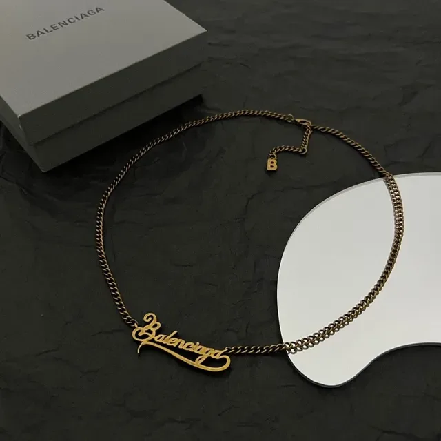 Collar Balenciaga Typo Script Logo Ouro Velho 3
