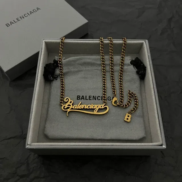 Collar Balenciaga Typo Script Logo Ouro Velho 4