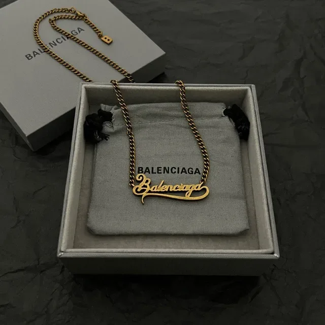 Collar Balenciaga Typo Script Logo Ouro Velho 6