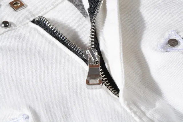 Balmain স্টাডড মোটো-ইনস্পায়ার্ড সাদা জিন্স 13