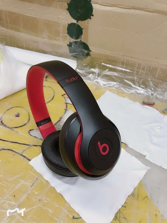 Beats Black Gold Circumaural Metal-Accented Headband Over-ear Headphones 5
