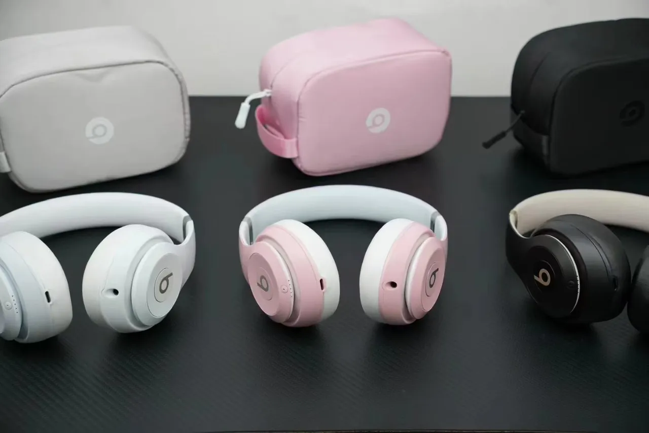 Beats fones de ouvido rosa e branco ao redor da orelha acolchoados com faixa para a cabeça sobre a orelha 3