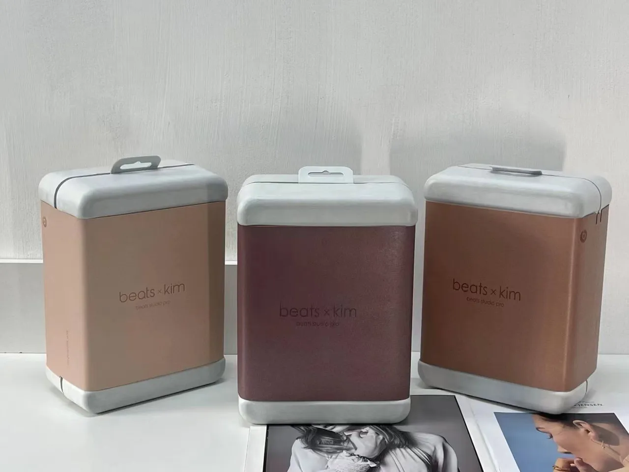 Beats fones de ouvido rosa e branco ao redor da orelha acolchoados com faixa para a cabeça sobre a orelha 5