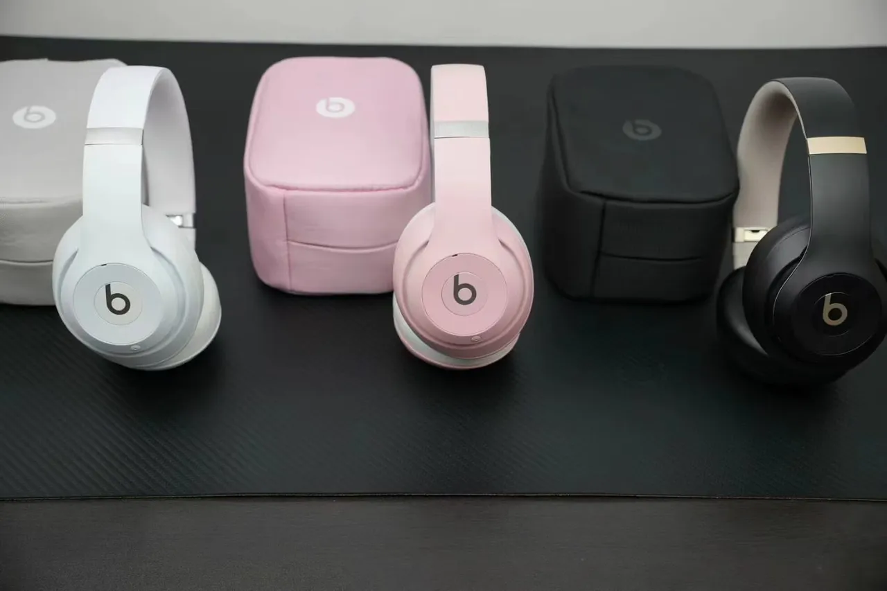 Beats fones de ouvido rosa e branco ao redor da orelha acolchoados com faixa para a cabeça sobre a orelha 7