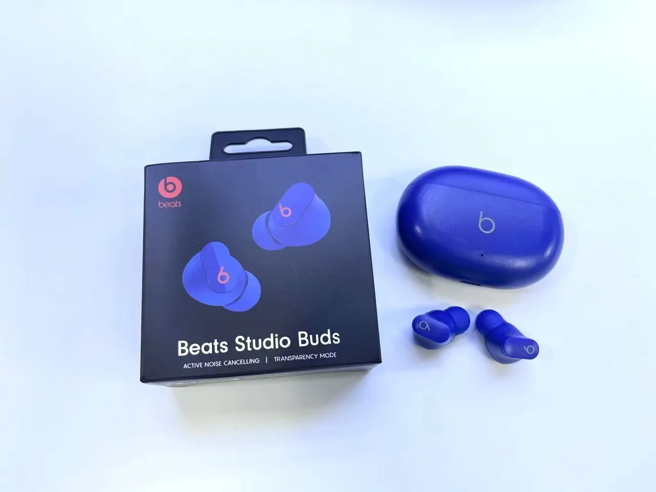 Beats Studio Buds Black Compact Charging Case Glossy Finish TWS Earbuds 2