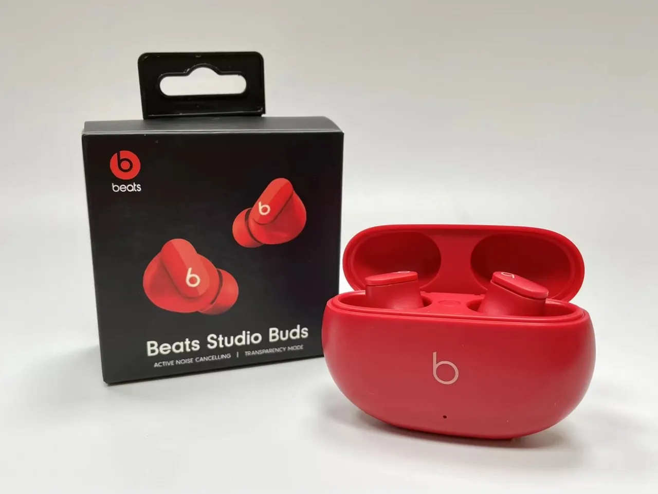 Beats Studio Buds Black Compact Charging Case Glossy Finish TWS Earbuds 5