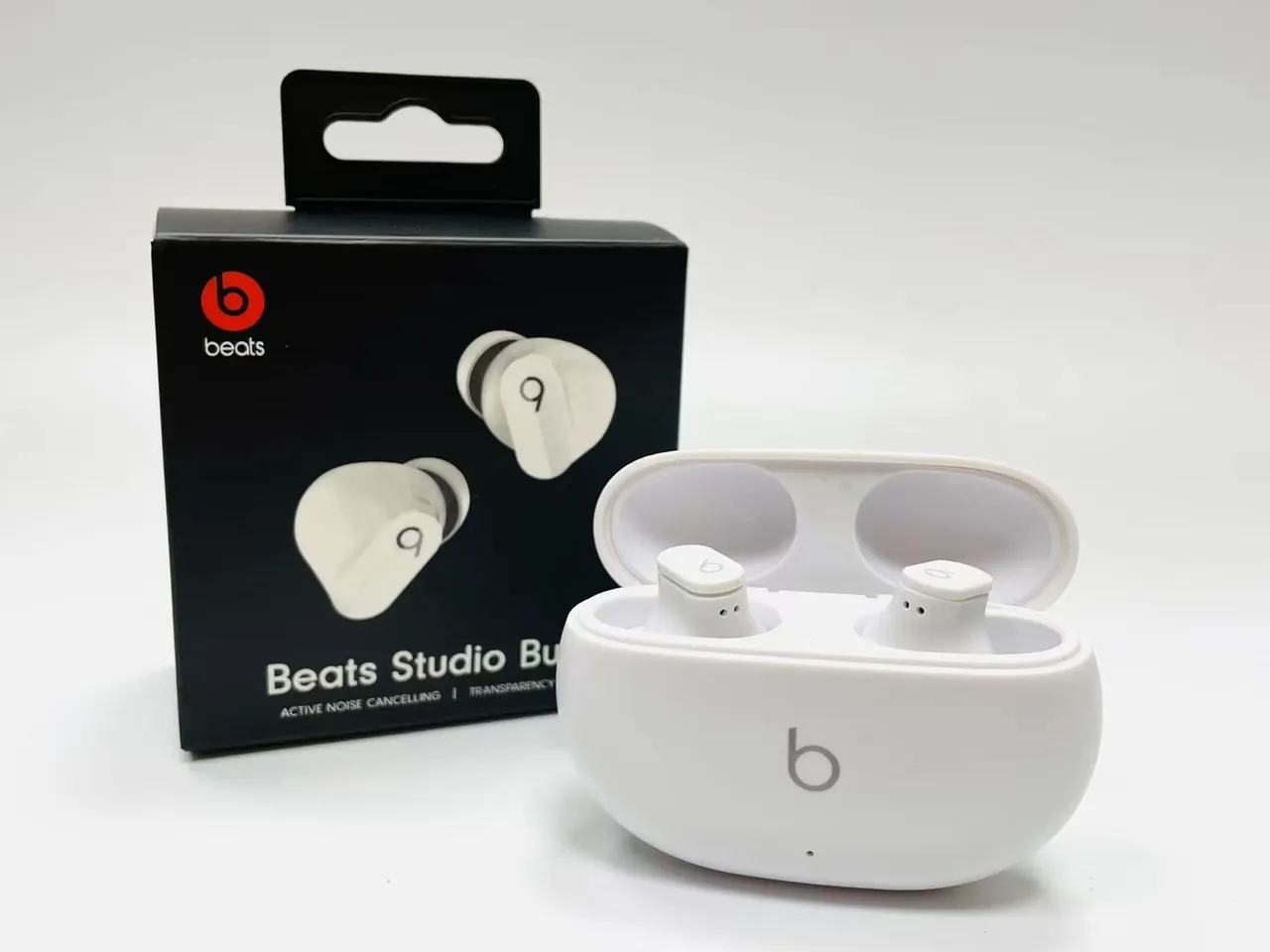 Beats Studio Buds Black Compact Charging Case Glossy Finish TWS Earbuds 7
