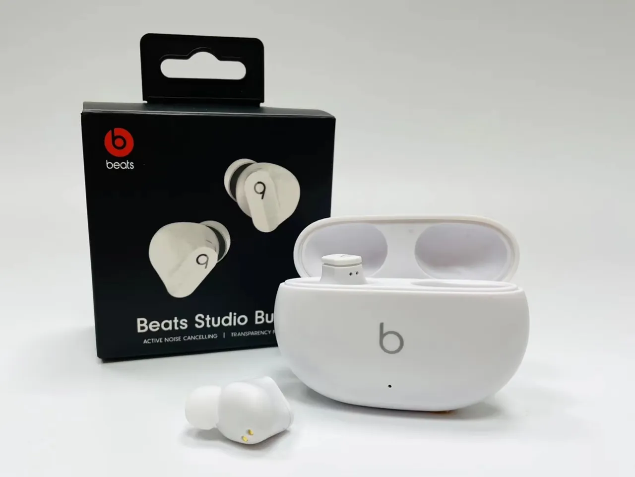 Beats Studio Buds Black Compact Charging Case Glossy Finish TWS Earbuds 8