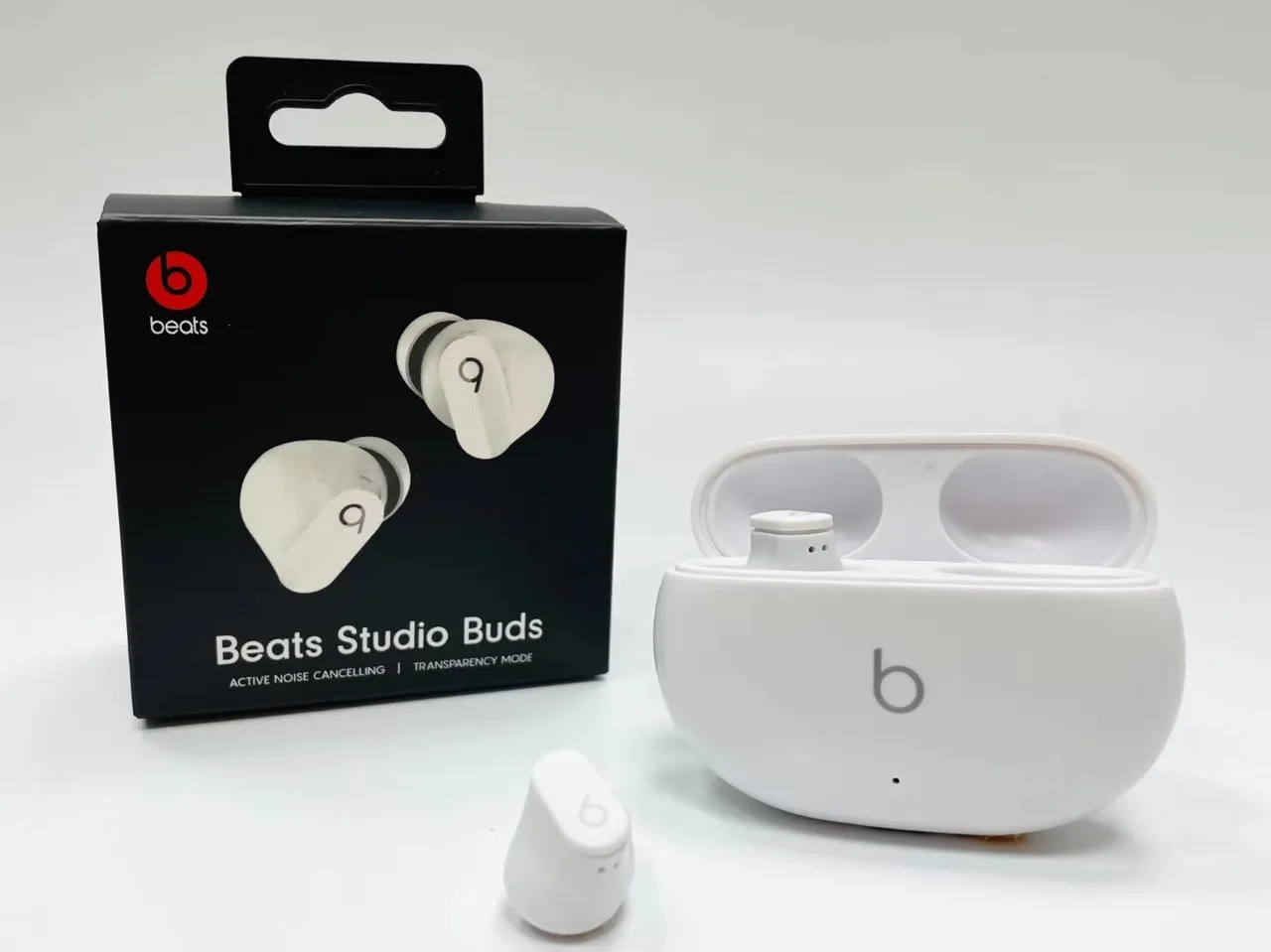 Beats Studio Buds Black Compact Charging Case Glossy Finish TWS Earbuds 9