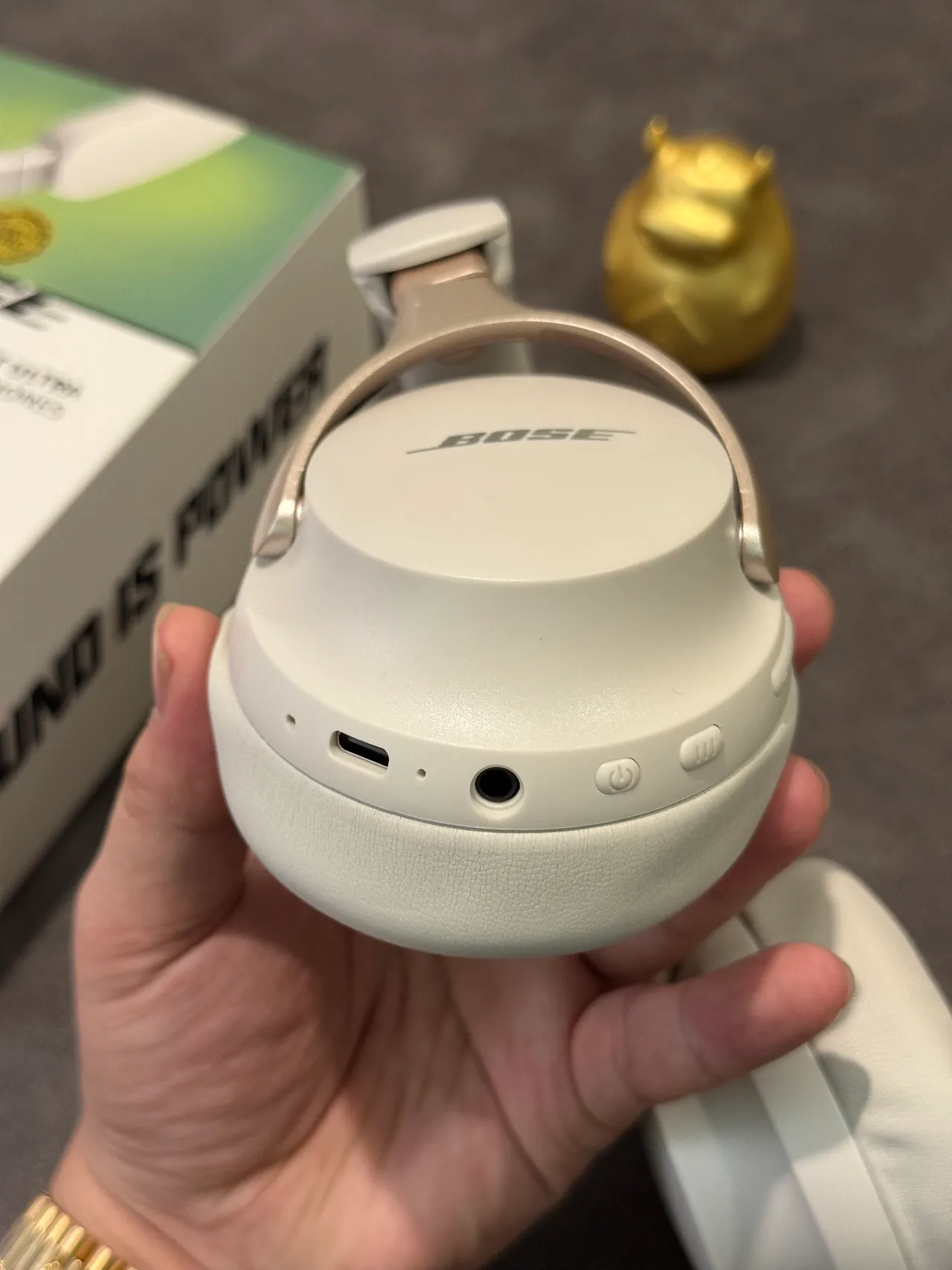 Bose QuietComfort Ultra Off-White Over-Ear Headphones 5