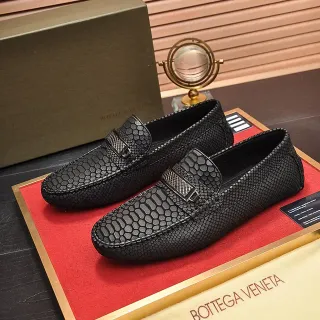 Bottega Veneta Andiamo काला एम्बॉस्ड लेदर लोफर्स