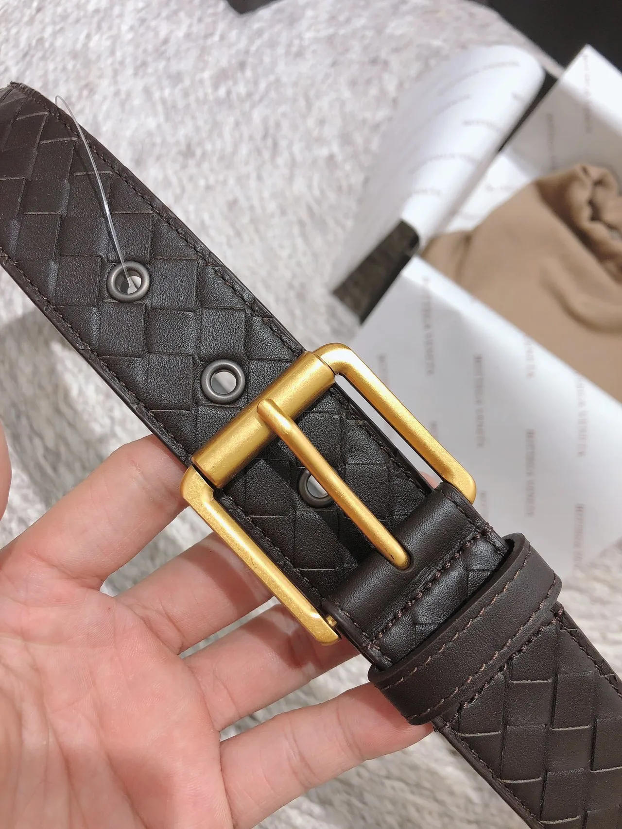 Bottega Veneta بني ذهبي منسوج إنتريتشياتو مستطيل بكل حزام جلدي 7