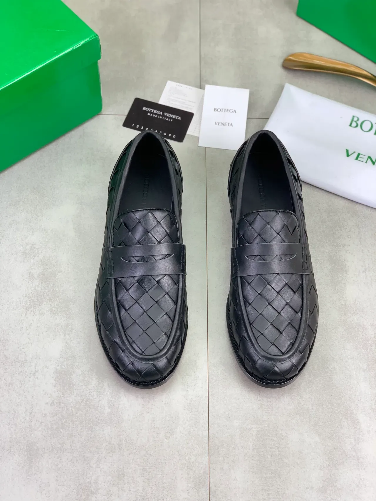Bottega Veneta Cassette Loafer Chaussures Noires en Cuir Tissé 4
