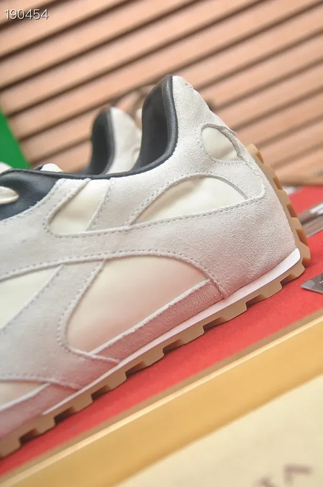Bottega Veneta Off-White Baskets Lifestyle en Daim 4
