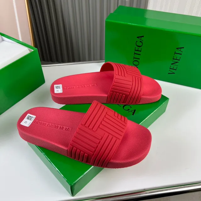 Bottega Veneta صنادل مطاطية حمراء 4
