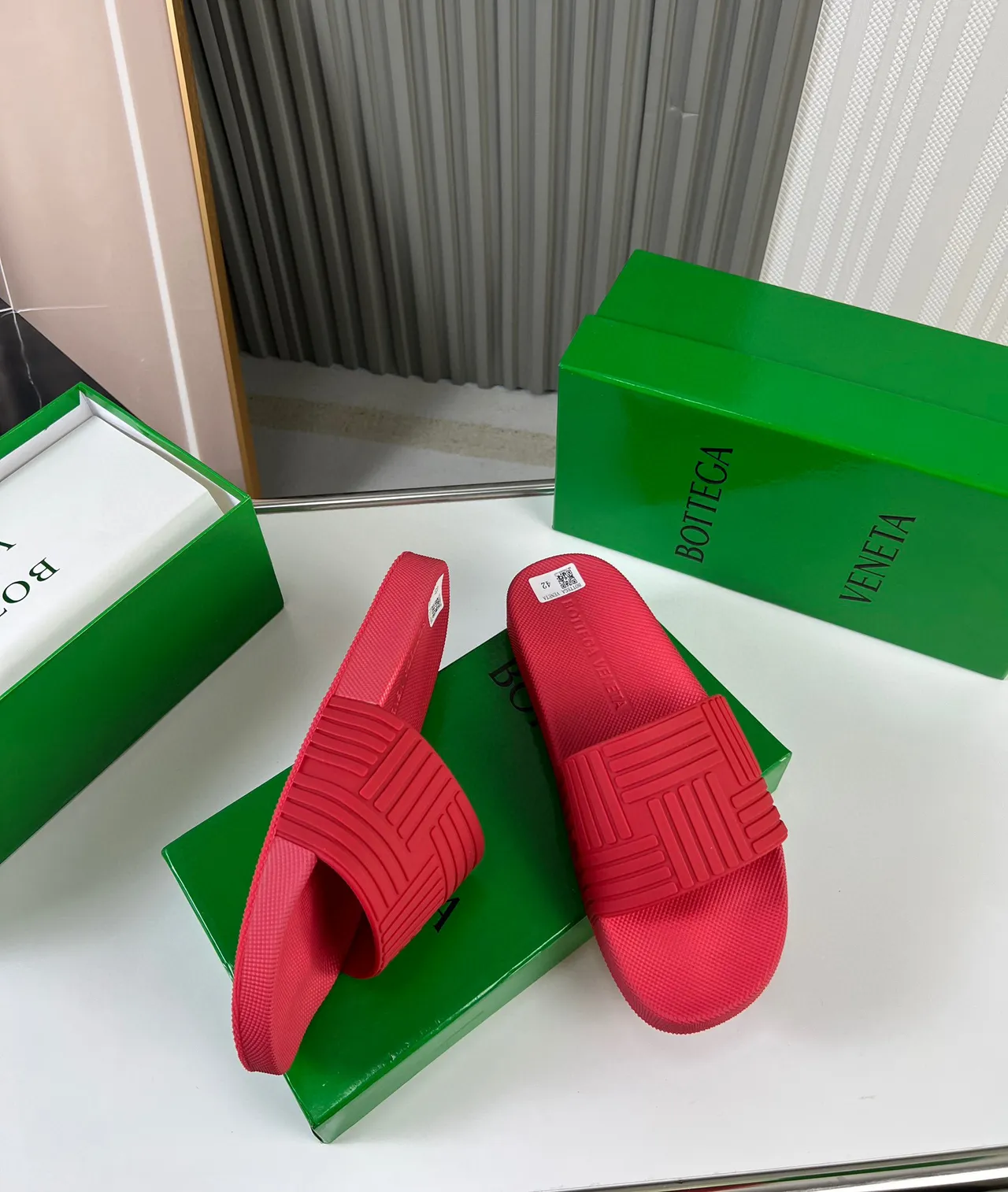 Bottega Veneta صنادل مطاطية حمراء 6